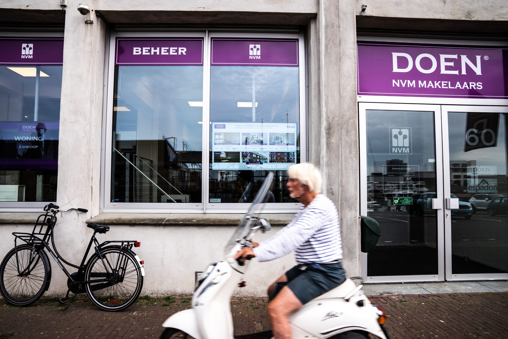 Doen Makelaars kiest voor moderne digitale raampresentatie in de etalage