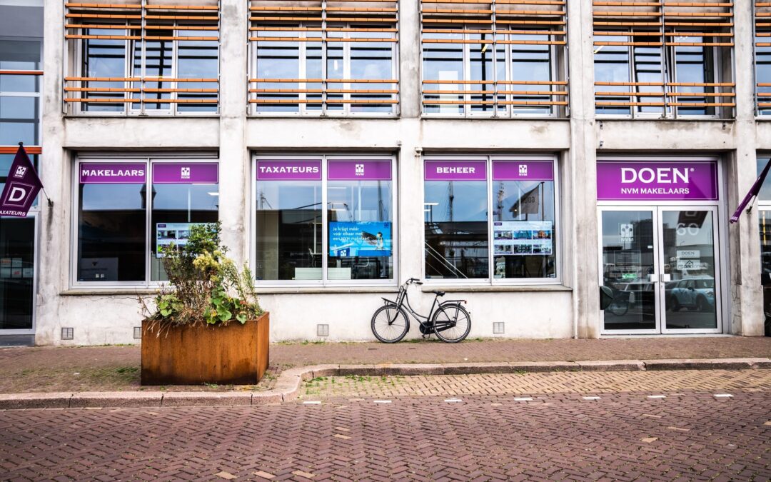 Doen Makelaars kiest voor moderne digitale raampresentatie in de etalage