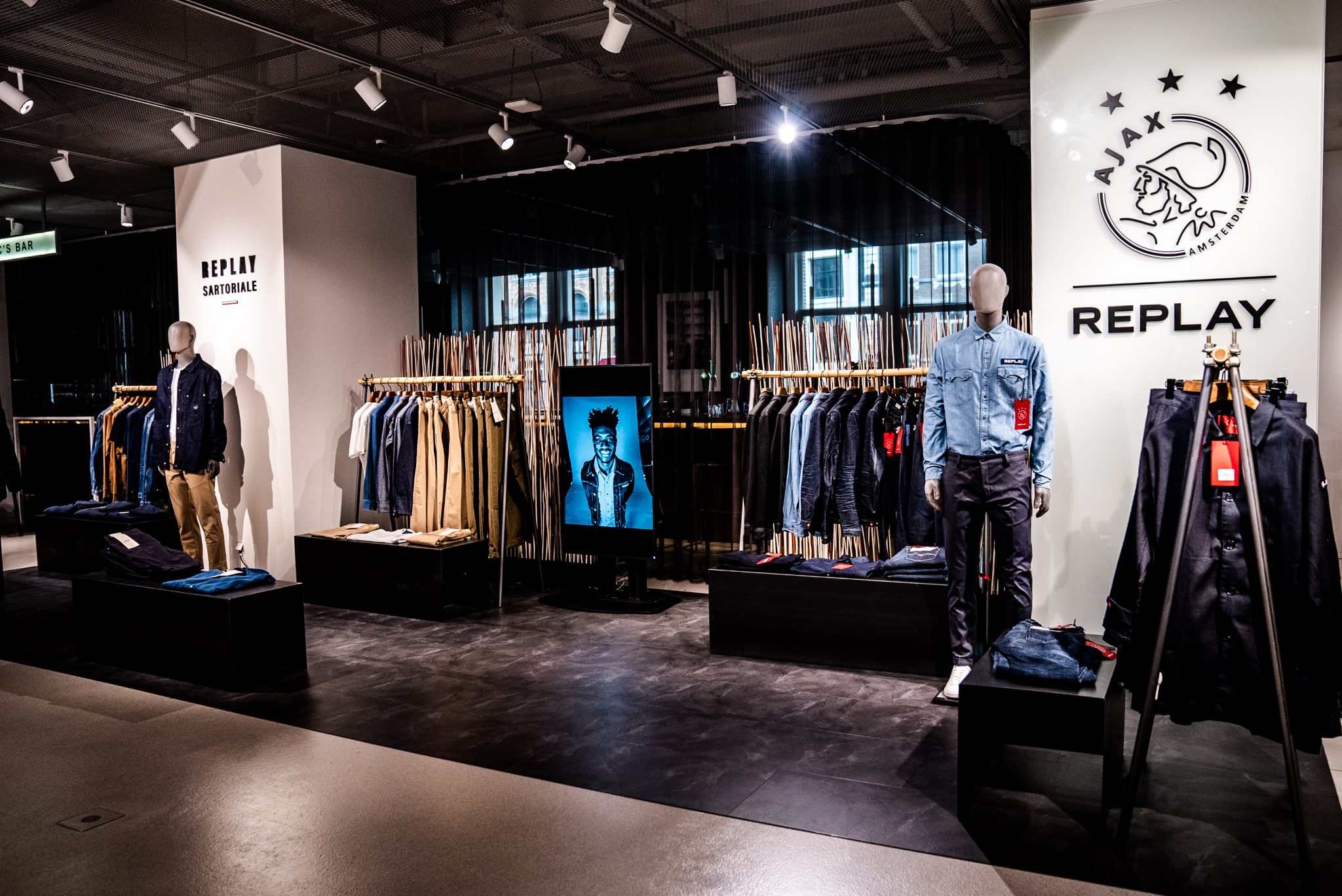 narrowcasting display met digitale content in de Bijenkorf Amsterdam tijdens evenement van Replay en AFC Ajax.