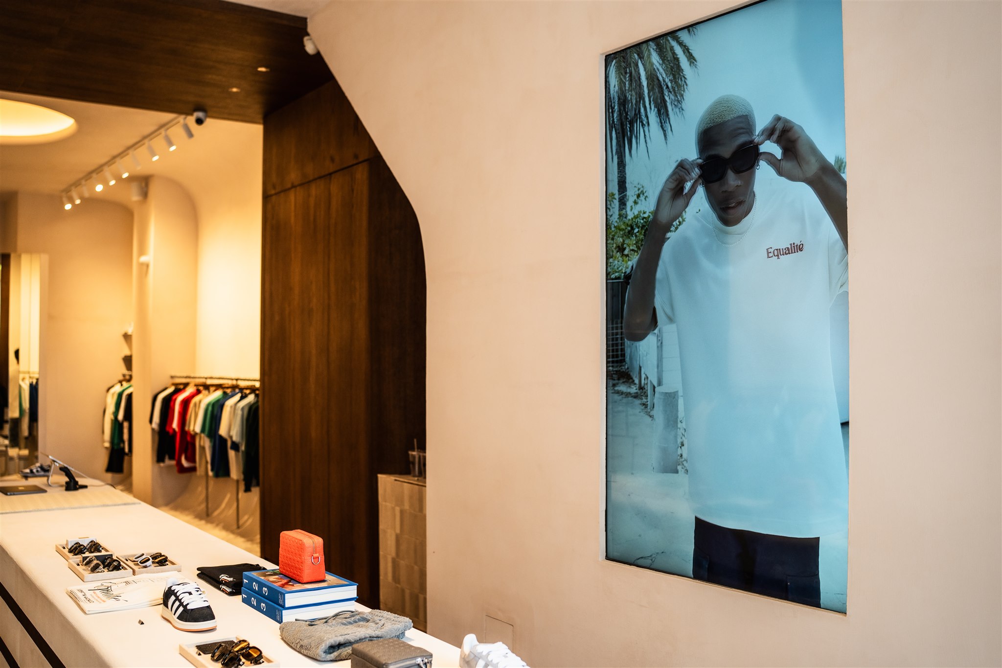 Equalité kiest voor de in-store schermen van Marketing in Beeld