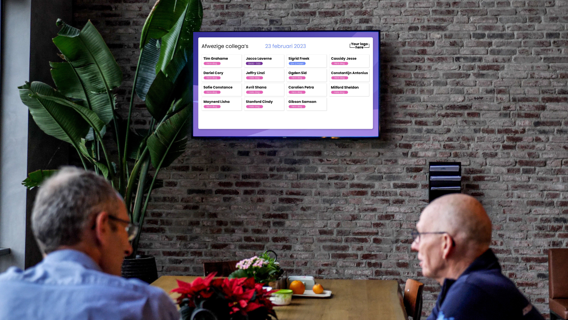 Overzicht van afwezige collega's in het onderwijs weergegeven op een tv-scherm via narrowcasting