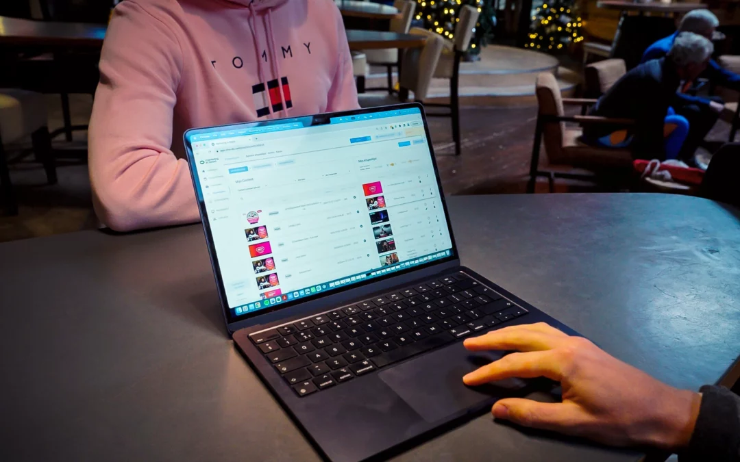Narrowcasting software van Marketing in Beeld weergegeven op laptop bij De Uithof in een bedrijfsruimte.