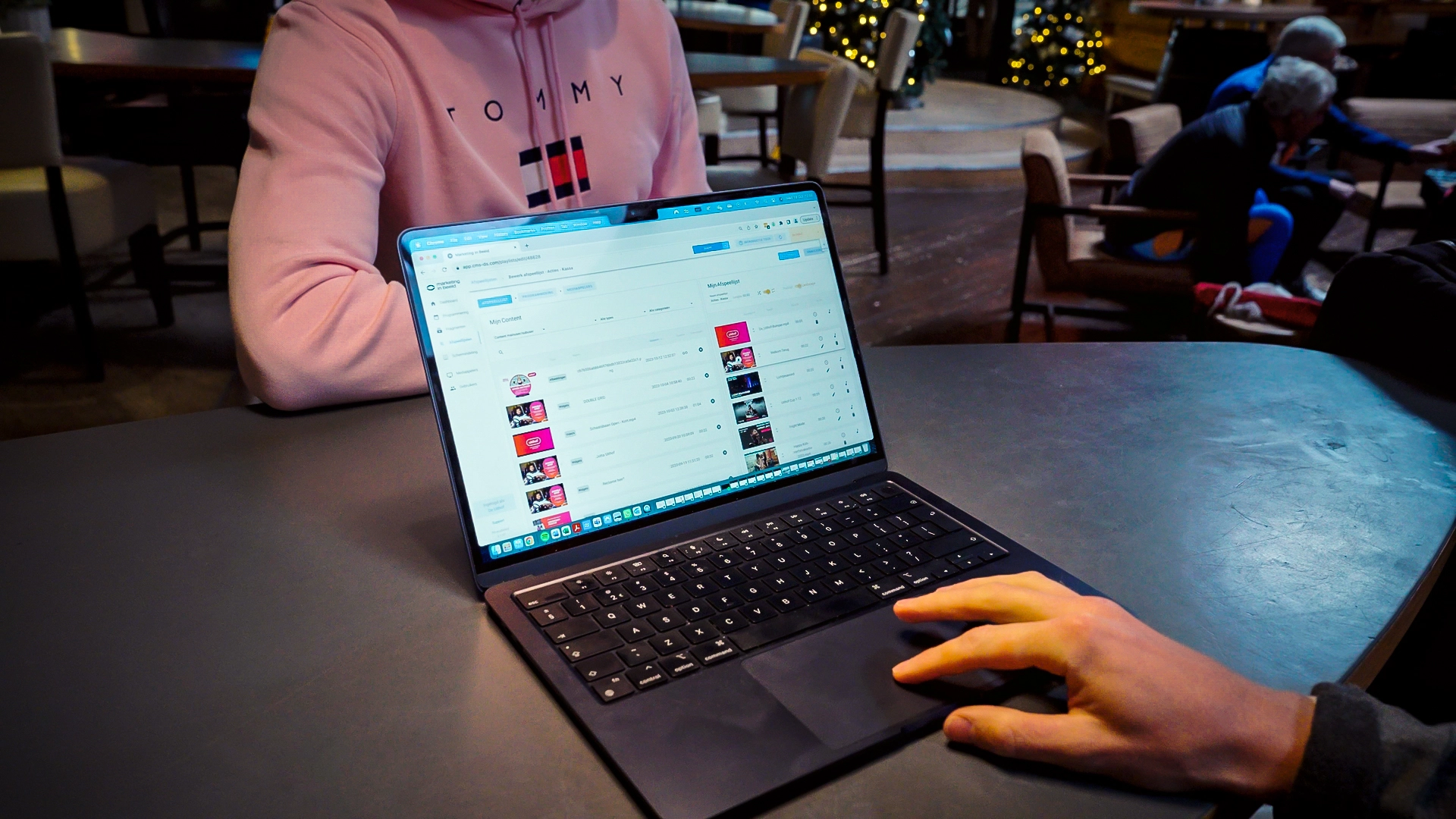 Narrowcasting software van Marketing in Beeld weergegeven op laptop bij De Uithof in een bedrijfsruimte.