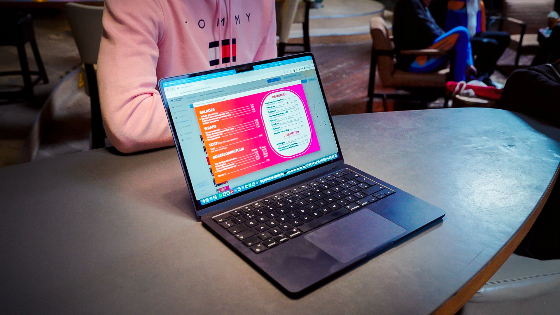 Narrowcasting voorbeeld van een laptop met de software van Marketing in Beeld, waarmee een digitale menukaart en andere schermen eenvoudig worden beheerd en aangepast voor restaurants en bedrijven.