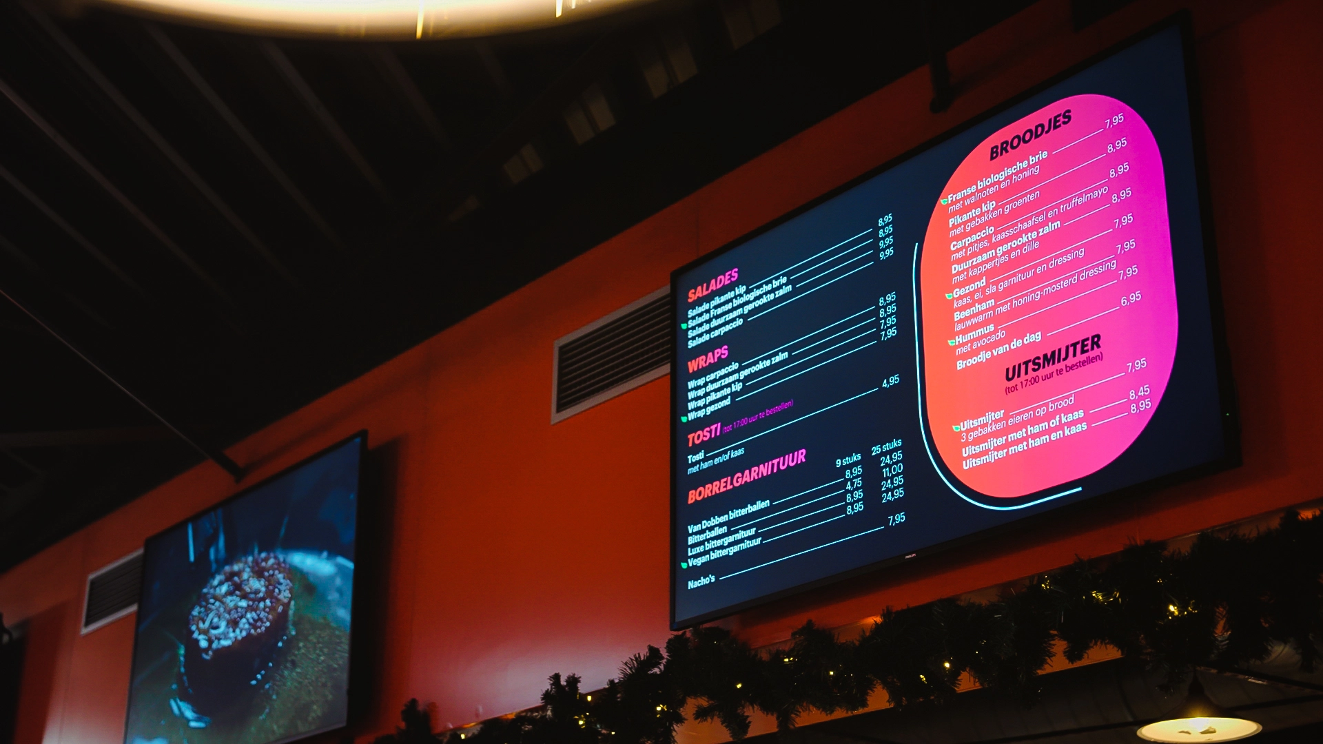 menukaart-tv-bij-de-uithof-door-marketing-in-beeld Restaurant menukaart weergegeven op een tv-scherm bij De Uithof, ontworpen door Marketing in Beeld