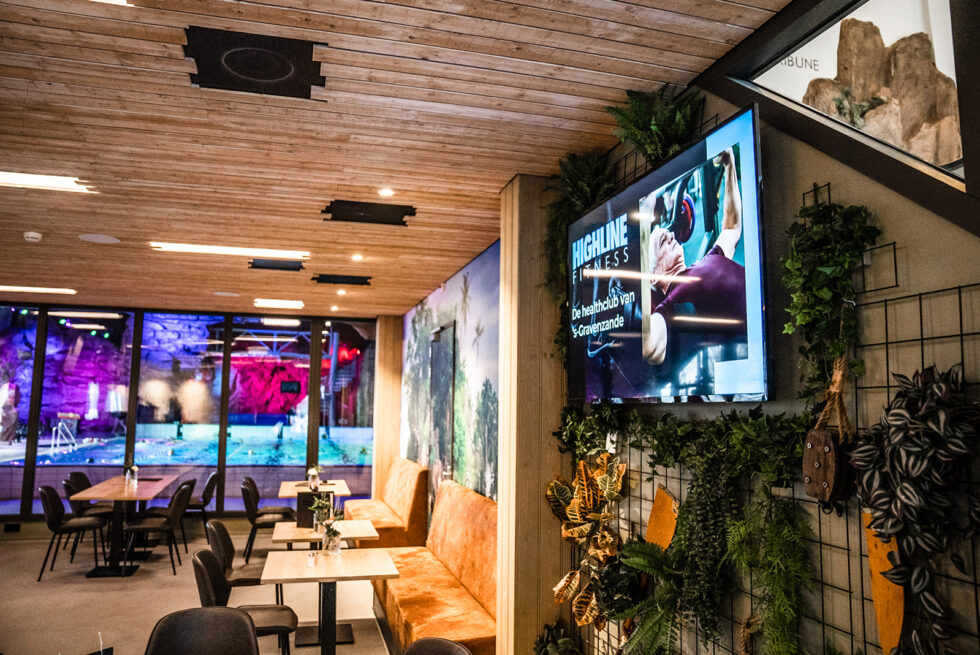 Marketing in Beeld - Reclameplatform Roosterwijzigingen weergegeven op een tv-scherm via narrowcasting in een onderwijsinstelling