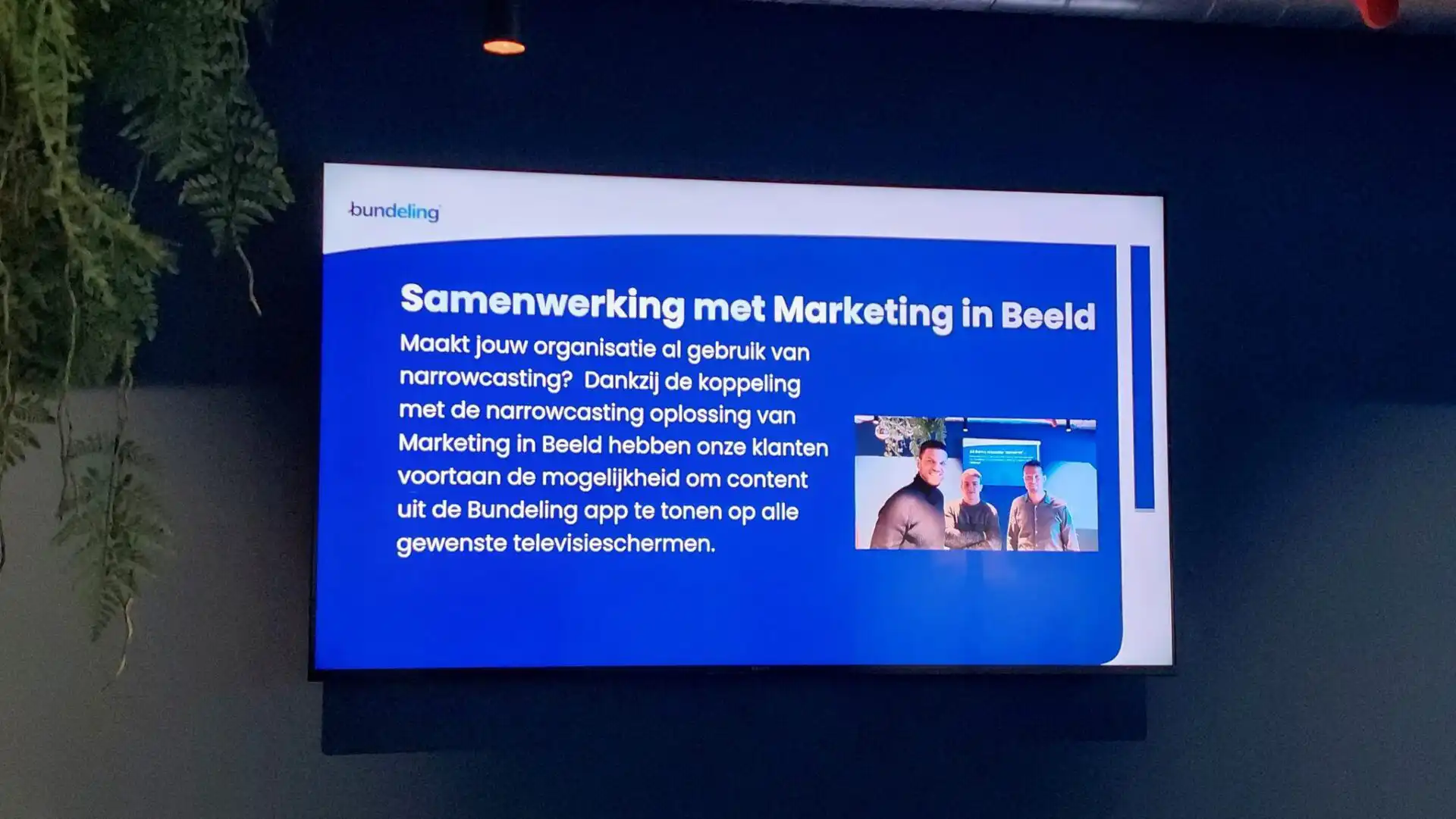 Bundeling-op-grote-schermen van narrowcasting samenwerking met marketing in beeld