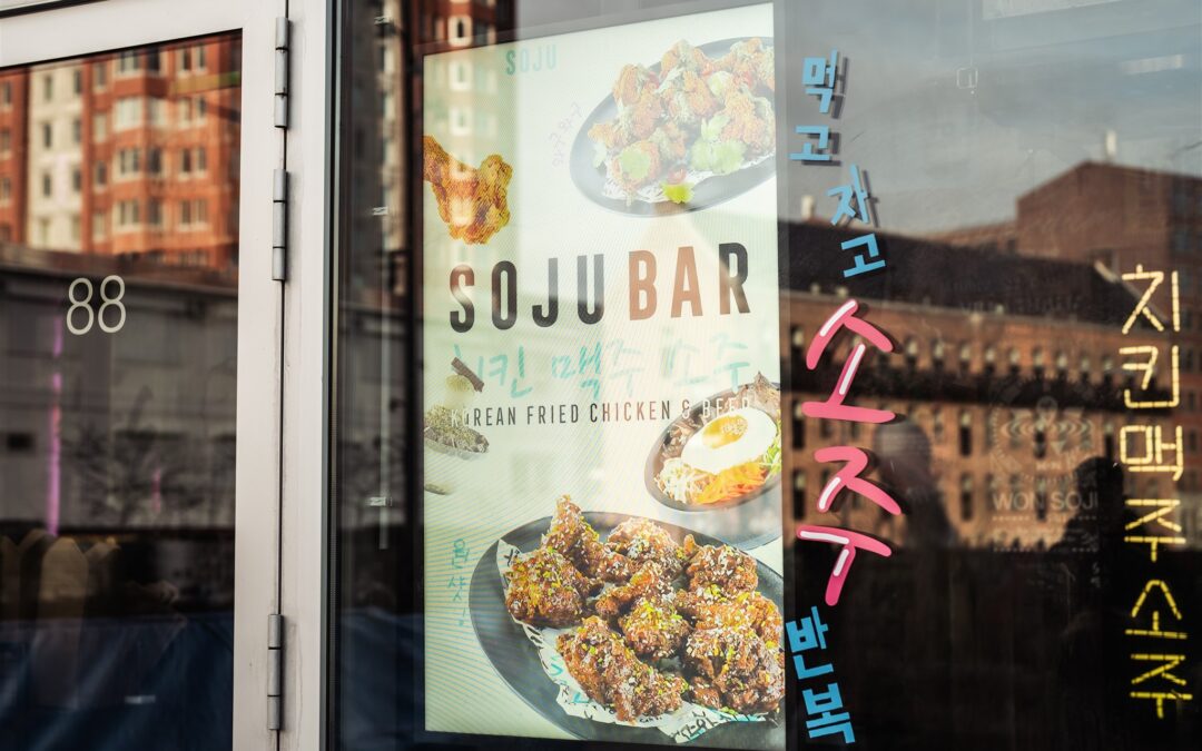 Sojubar Rotterdam toont dagmenu op digitaal scherm geleverd door Marketing in Beeld
