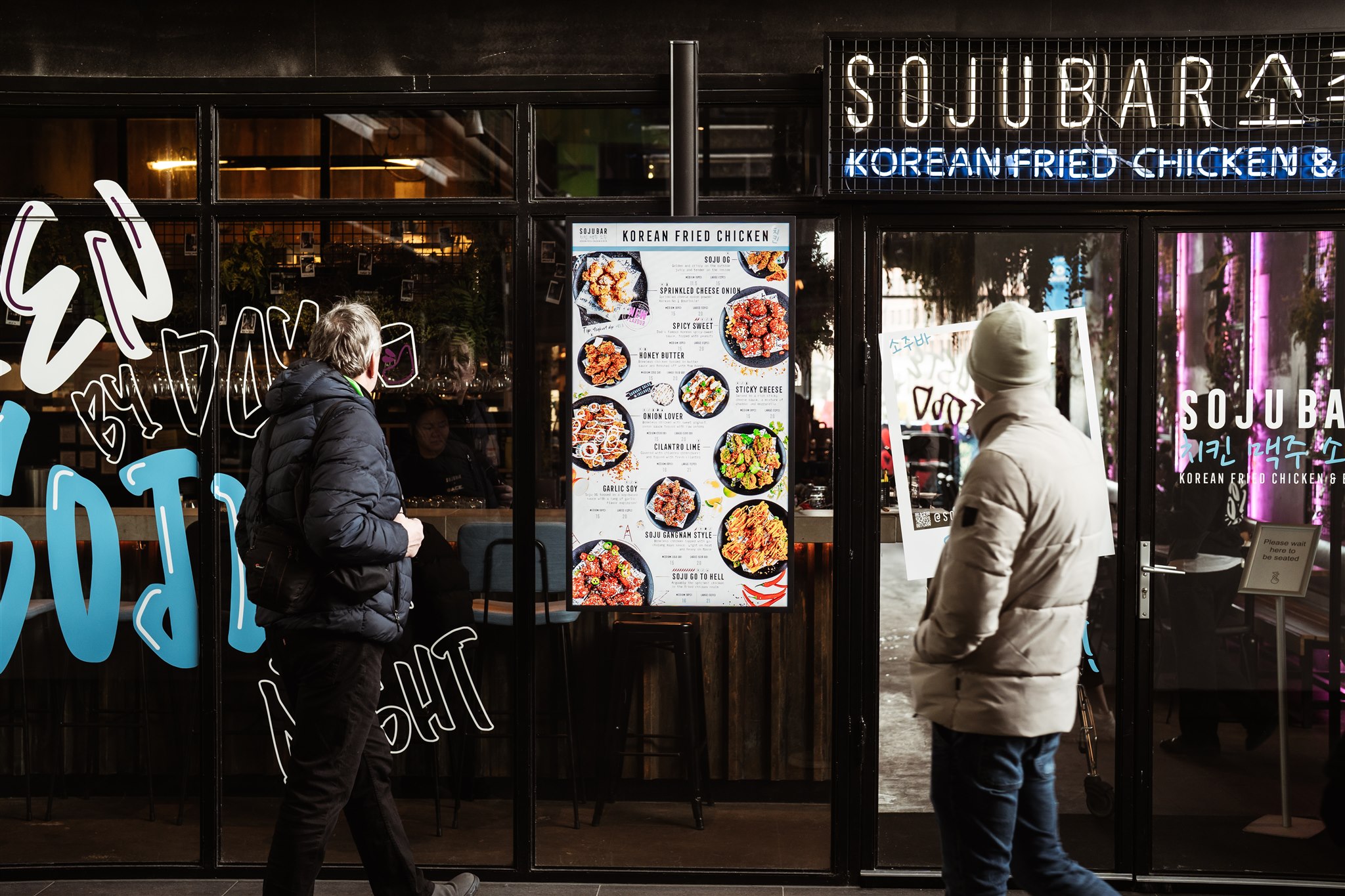 Sojubar laat menukaart zien op digital signage display geleverd door Marketing in Beeld