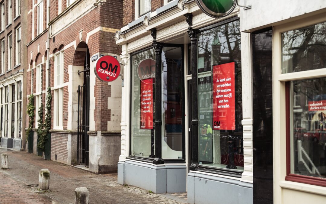 Narrowcasting voorbeeld in een winkelomgeving van Marketing in Beeld (Jan) dat laat zien wat je kunt bereiken met narrowcasting, zoals het verhogen van klantbetrokkenheid, stimuleren van aankopen en tonen van actuele aanbiedingen op digitale schermen.
