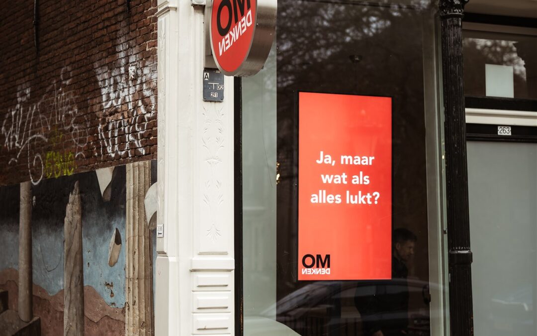 Narrowcasting scherm met promotie voor nieuwste boek van Omdenken