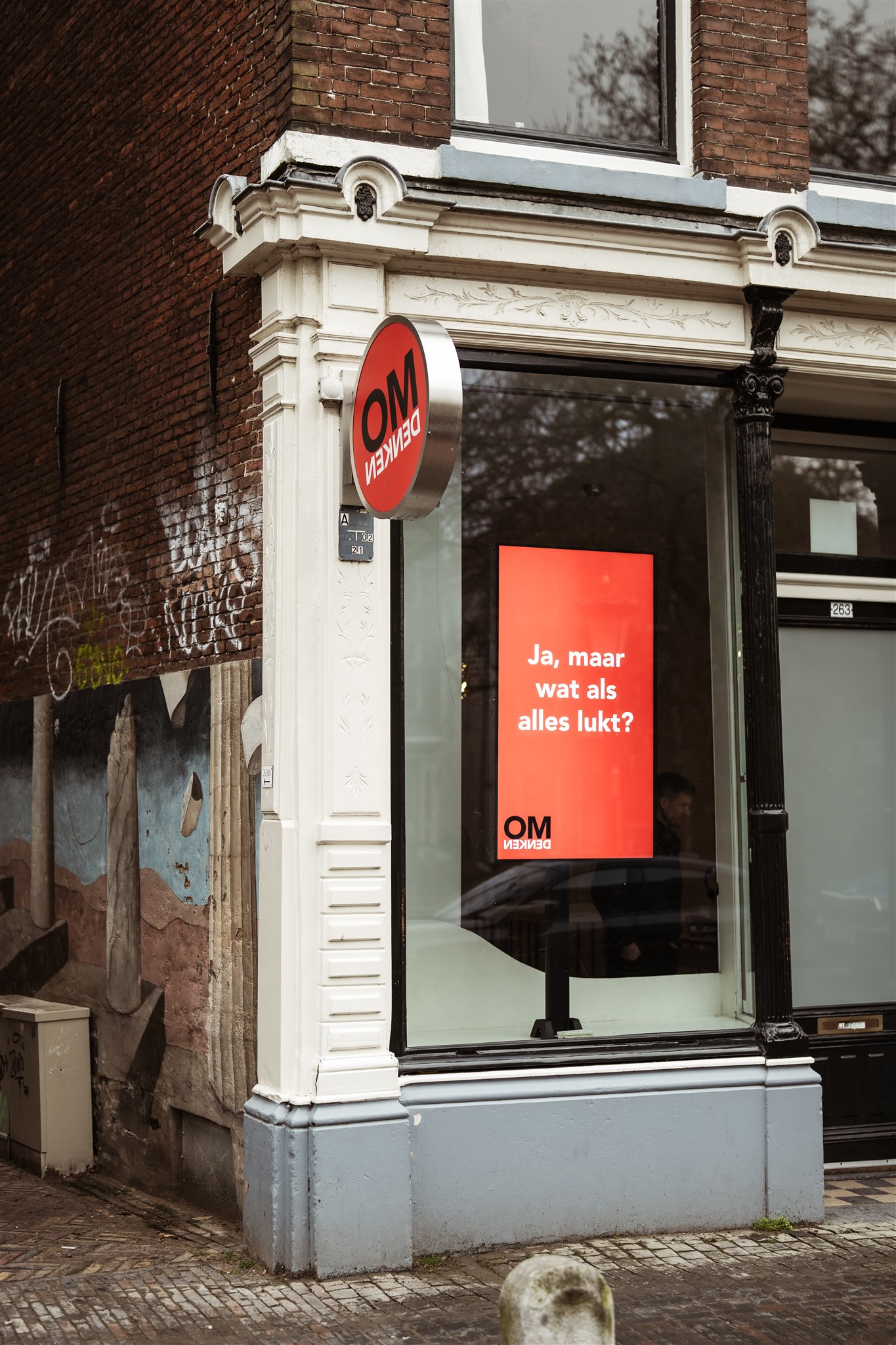 Narrowcasting scherm met promotie voor nieuwste boek van Omdenken
