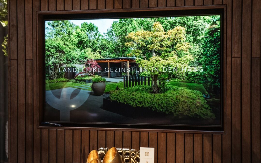 Narrowcasting display in vergaderruimte met dagplanning en nieuws