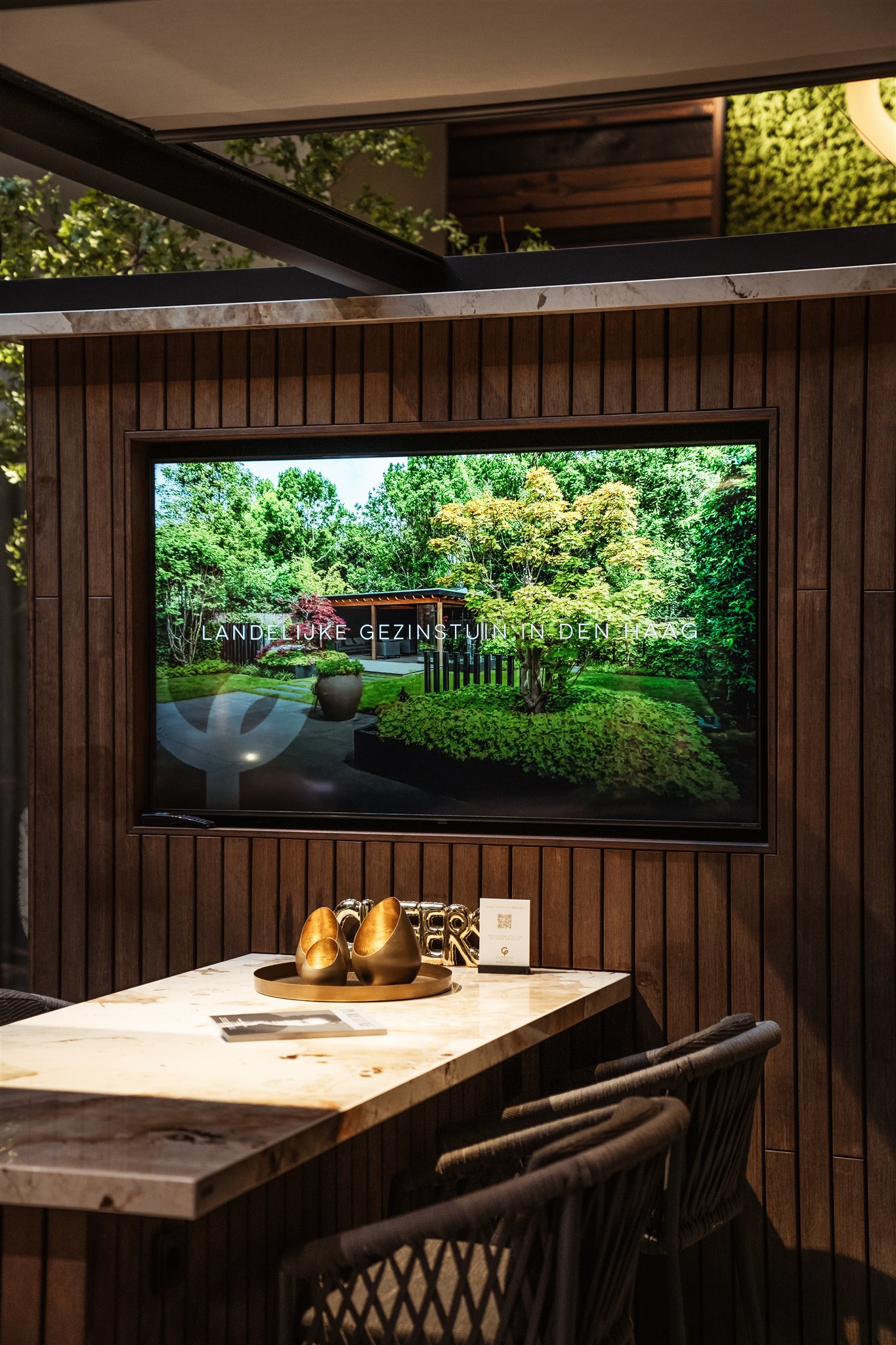 Narrowcasting display in vergaderruimte met dagplanning en nieuws