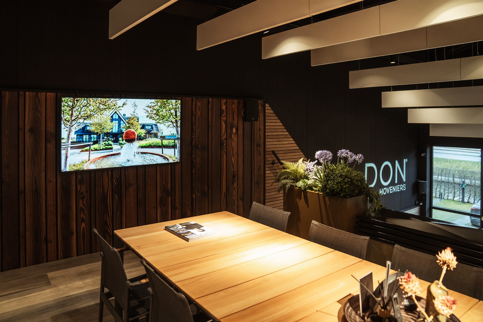 Narrowcasting scherm op kantoor van Don Hoveniers toont actuele projectupdates