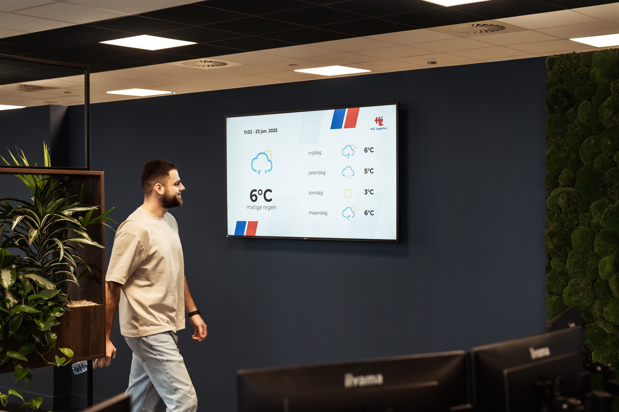 Narrowcasting voorbeeld van een scherm met AD-integratie dat actuele nieuwsberichten en informatie op de werkvloer toont, gebruikt om medewerkers real-time op de hoogte te houden van het laatste nieuws en interne updates.