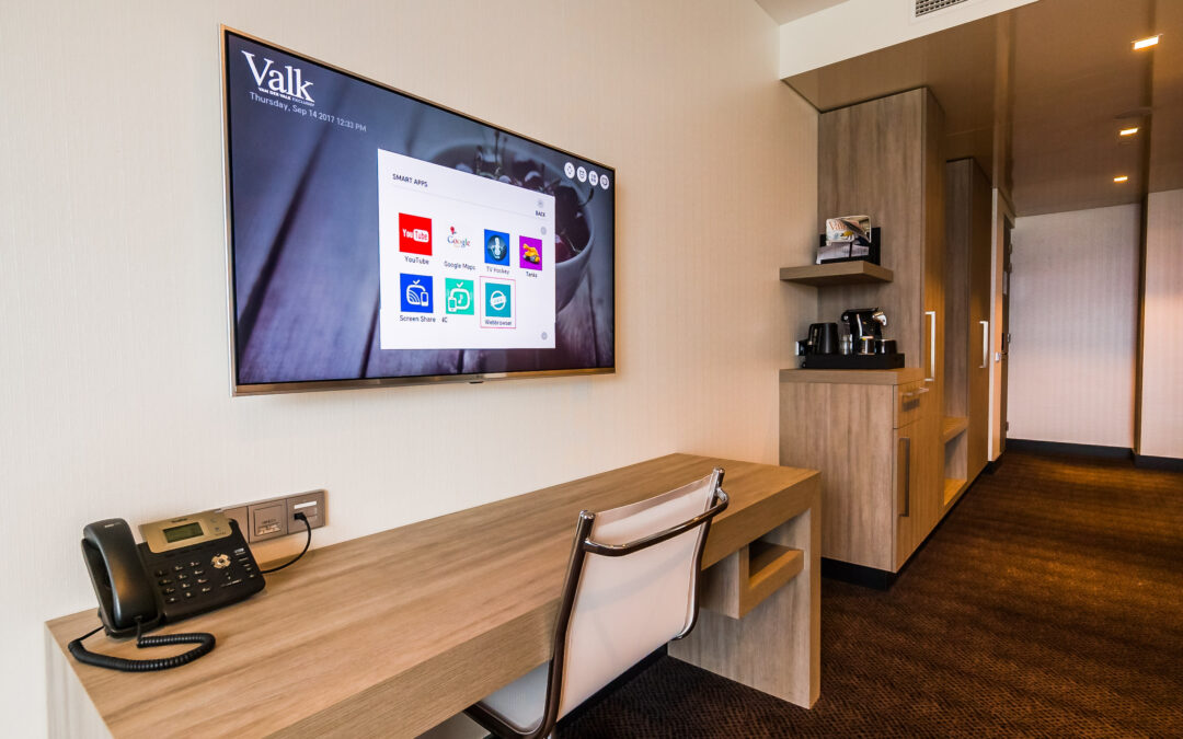 Gast streamt Netflix op hotel TV met smart tv functionaliteit