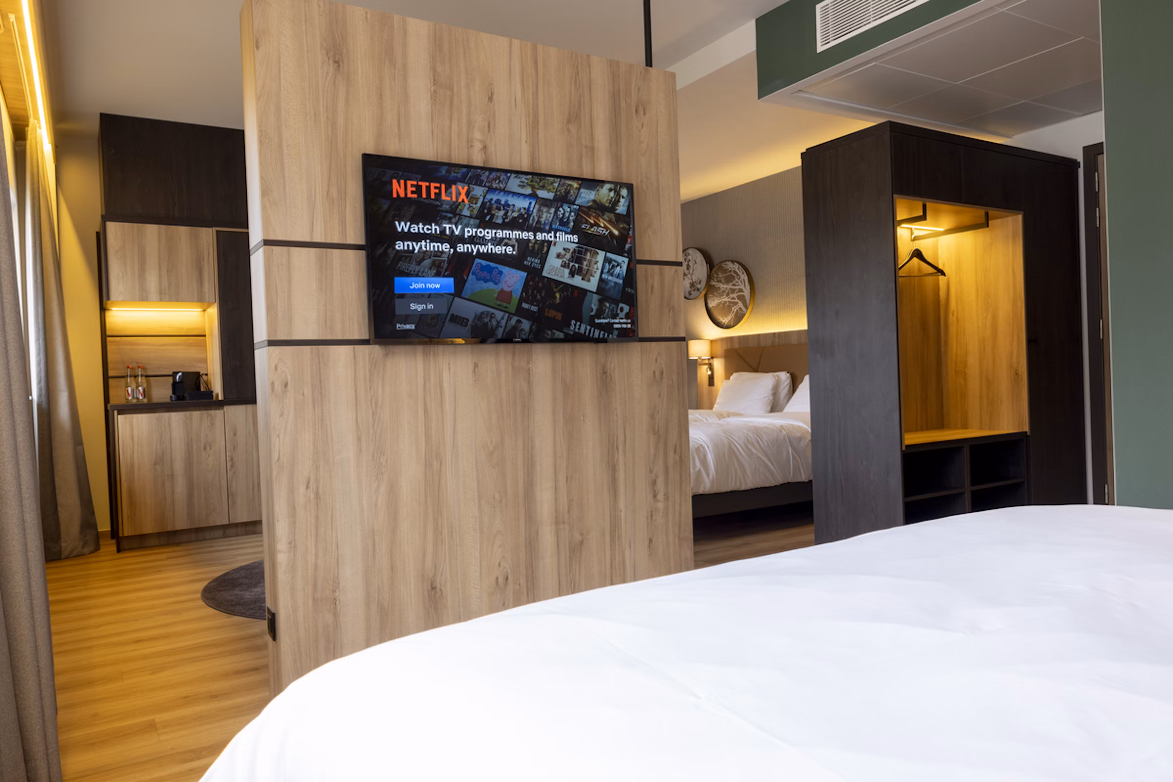 Hotel TV met Netflix op het scherm in moderne hotelkamer