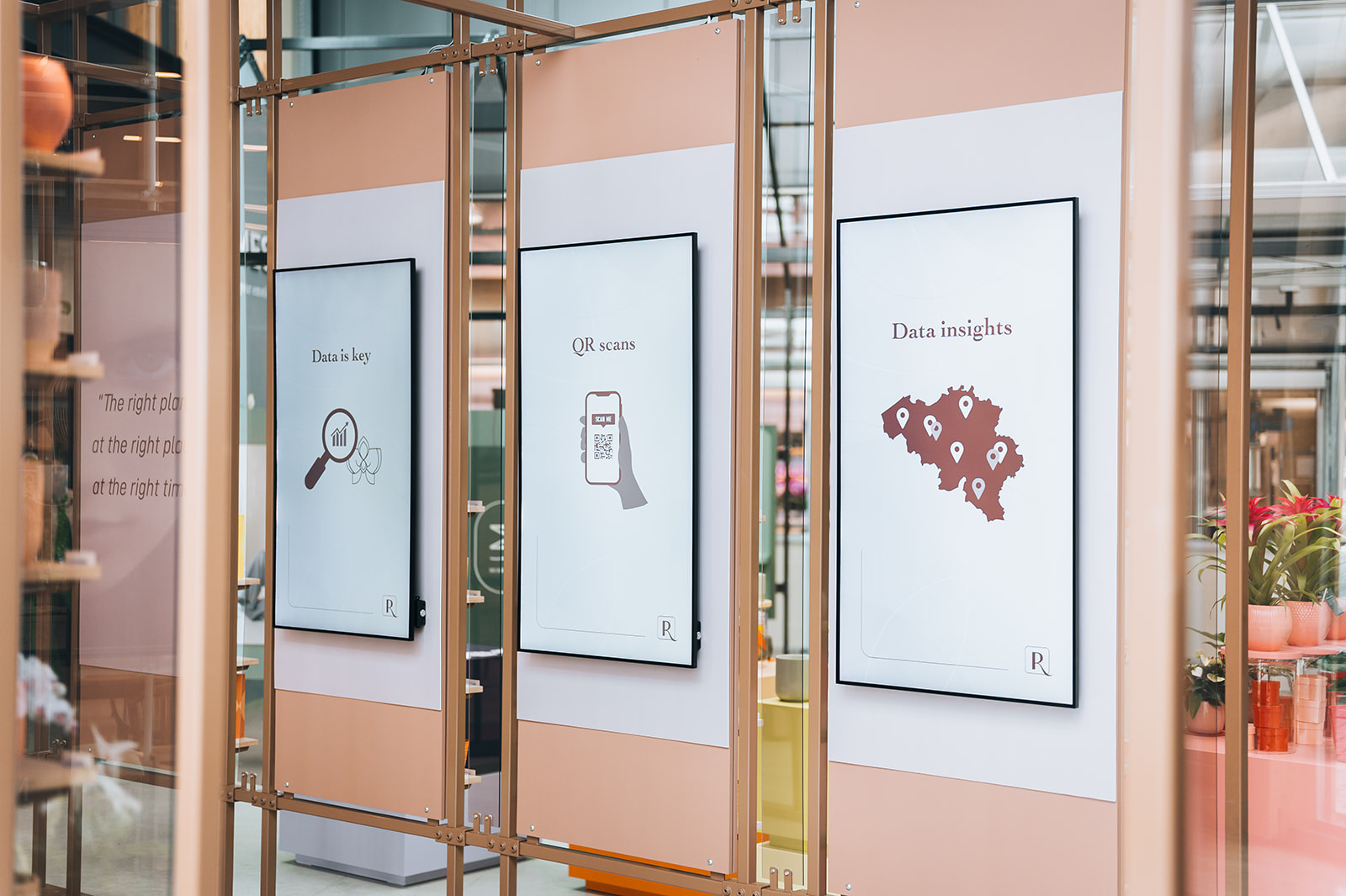 Riza-narrowcasting-voorbeeld-voordelen-schermen-data-qr.j Narrowcasting voorbeeld dat de voordelen toont van digitale schermen met real-time data, QR-scan mogelijkheden en interactieve content, waarmee bedrijven eenvoudig informatie delen, klanten activeren en de communicatie op locatie verbeteren.