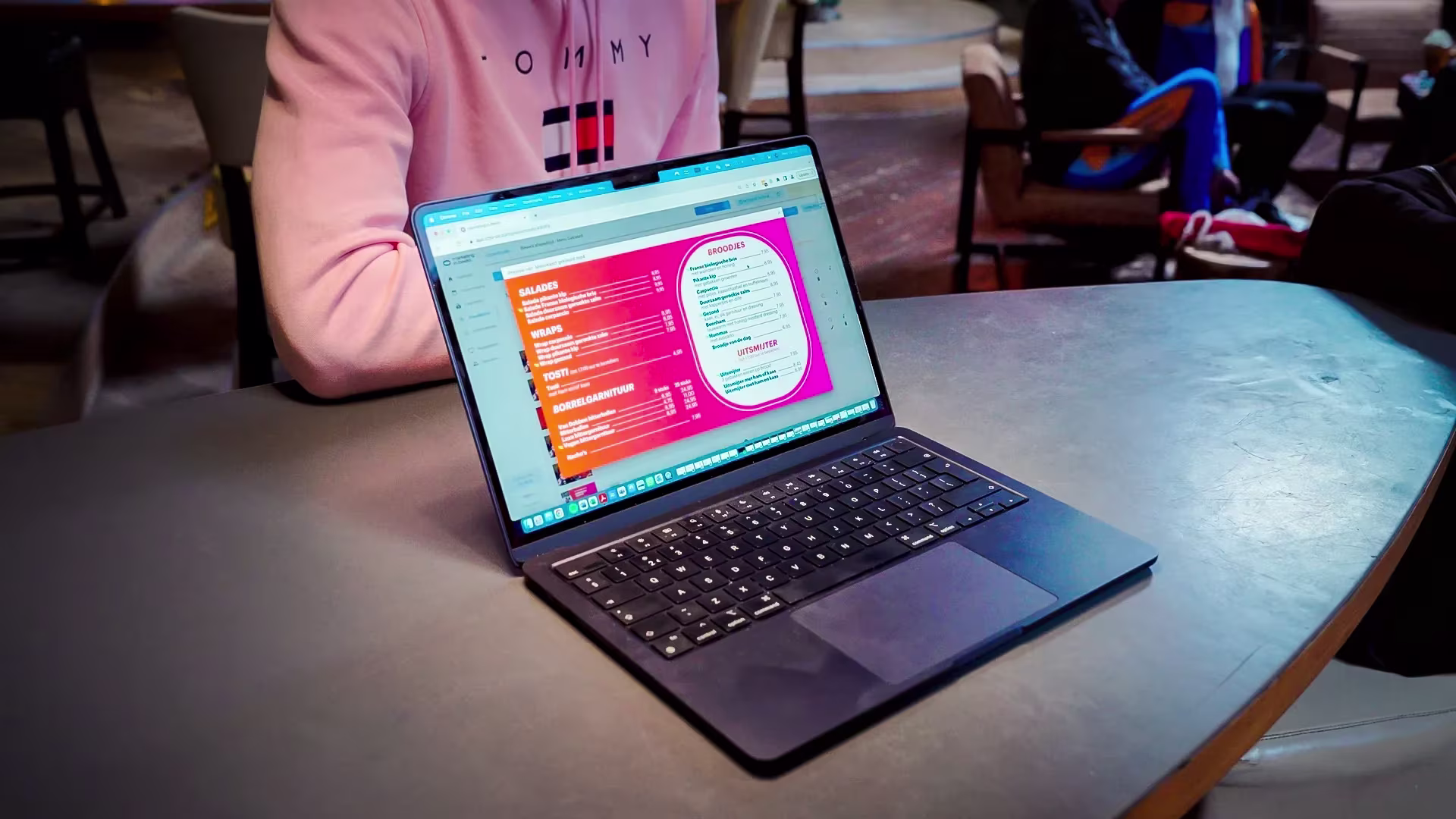 Voorbeeld van narrowcasting software op laptop Voorbeeld van narrowcasting software dashboard op laptop met lijsten en schermen