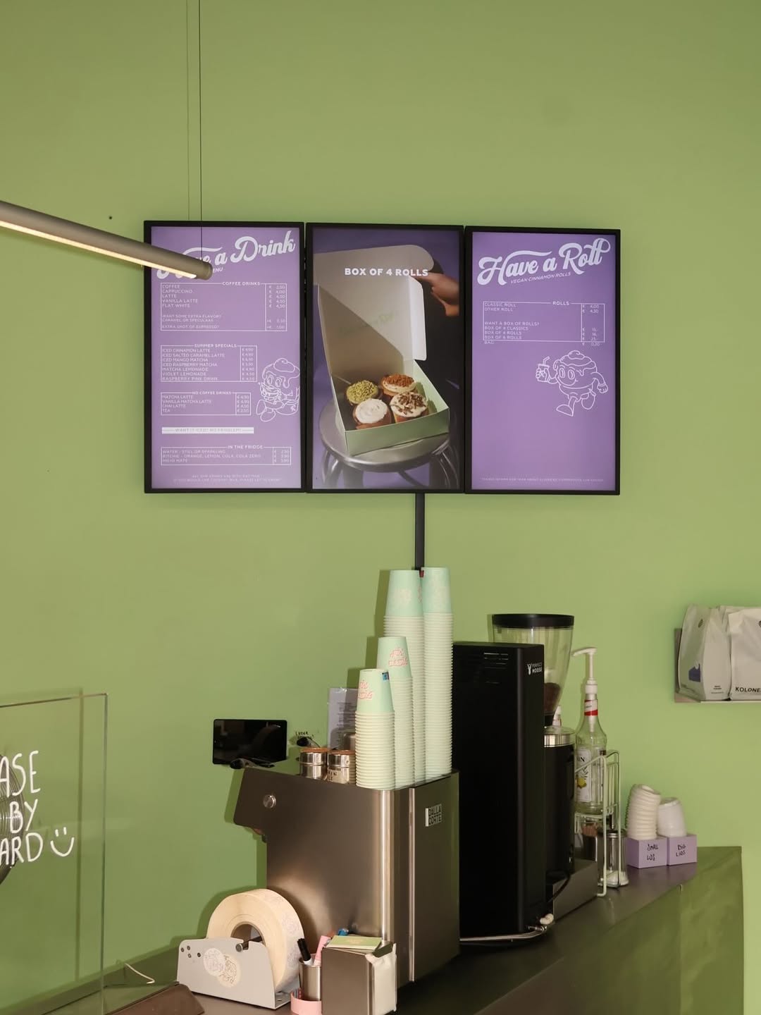 have you spotted our new summer drinks & rolls on our store’s screens yet it won’t make your dec Digitale menuschermen in een Have a Roll vestiging met dynamische menupresentatie